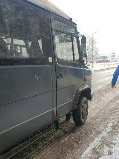 «Автобус-катафалк»: в Пионерском запустили маршрутку, в которую не могут попасть пассажиры (фото) - Новости Калининграда | Фото читателей