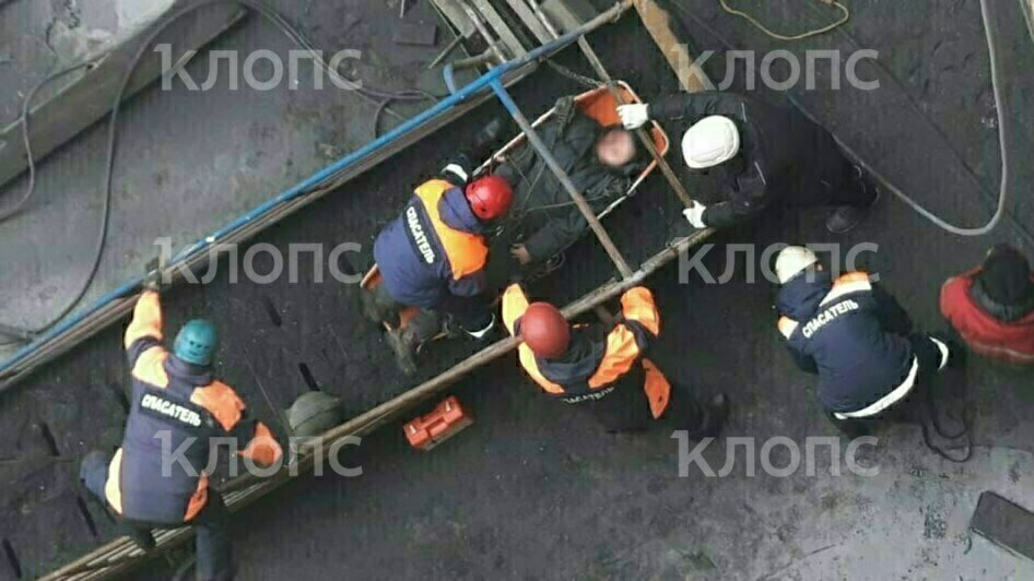 Спасатели вытаскивают пострадавших из люльки | Фото: очевидец