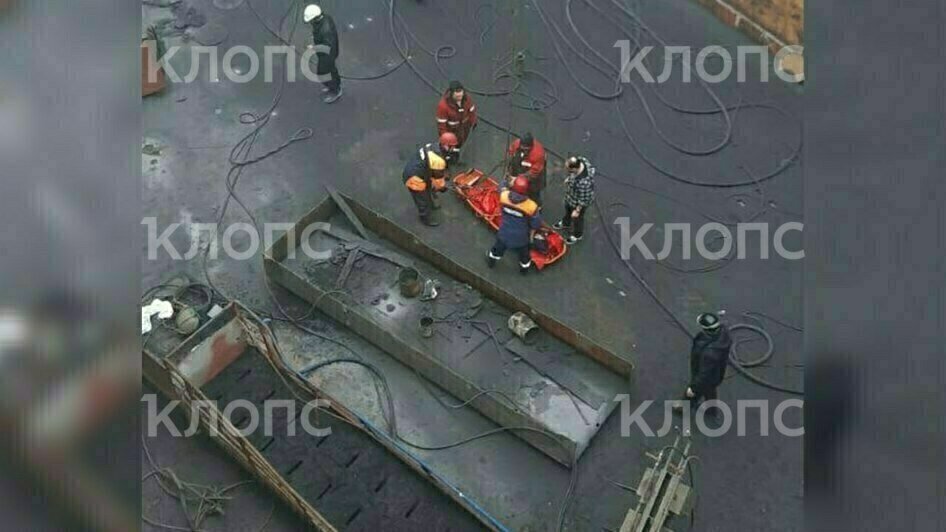 Спасатели вытаскивают пострадавших из люльки | Фото: очевидец