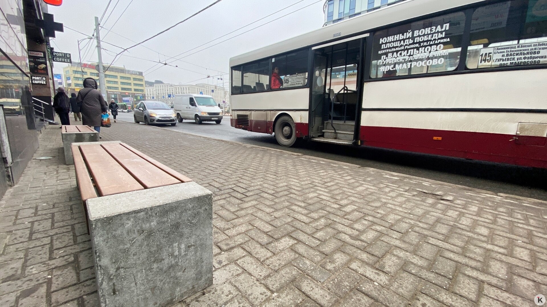 На Черняховского возле остановки междугородних автобусов поставили  скамейки, а навеса не будет (фото) - Новости Калининграда