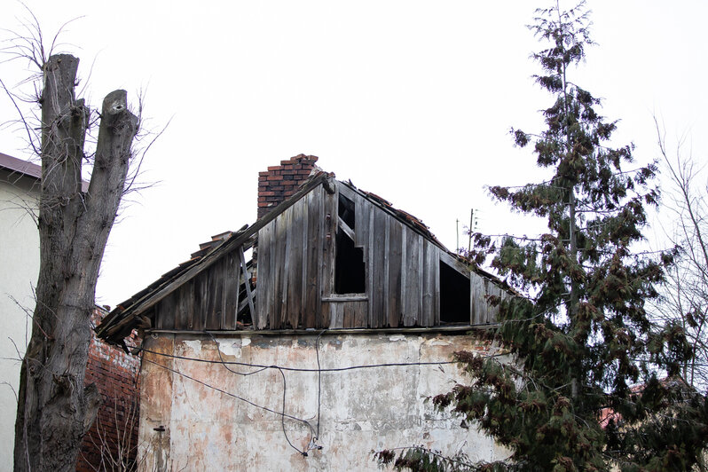 Справа тот самый дом на Володарского, 5б | Фото: Александр Подгорчук / «Клопс»