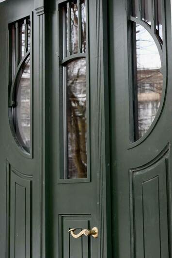 «Красивых дверей становится всё больше»: в здании на Зоологической установили новые входные группы  - Новости Калининграда | Фото: Фонд капремонта Калининградской области