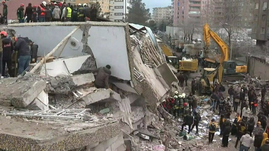 Число погибших из-за землетрясения в Турции и Сирии превысило 7,7 тысячи человек  - Новости Калининграда | Скриншот видео из YouTube