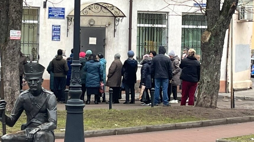 Жители Черняховска в очереди у расчётного центра ЖКУ  | Фото: паблик «Мой Черняховск» 