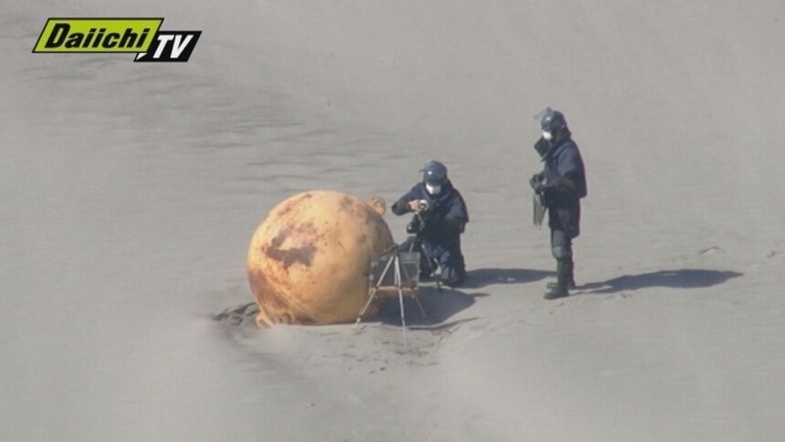 В Японии на берег океана вынесло неизвестный шар диаметром полтора метра - Новости Калининграда | Стоп-кадр трансляции телеканала Daiichi TV