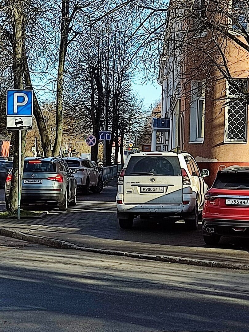 На Карла Маркса сократили ещё одну придорожную стоянку (фото) - Новости  Калининграда