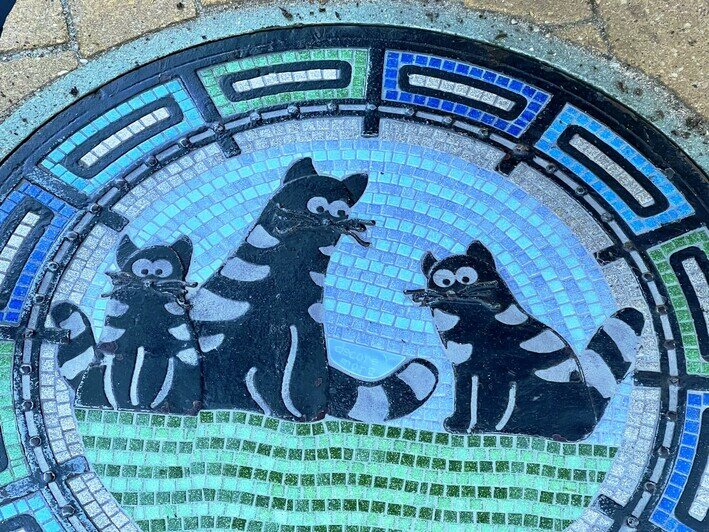 В Зеленоградске канализационные люки стали украшать мозаикой с котами (фото) - Новости Калининграда | Фото: пресс-служба администрации Зеленоградска