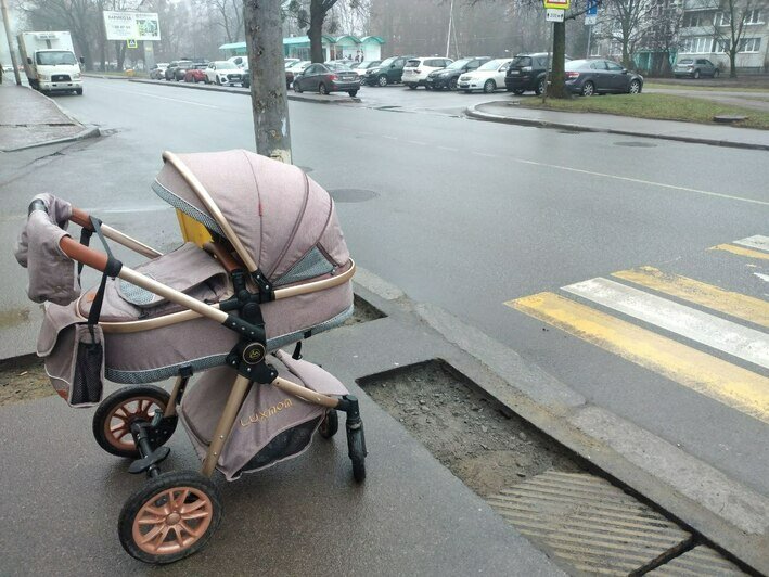 Во дворах на Невского дорога у новостроек в кратерах, на Гагарина долго ...