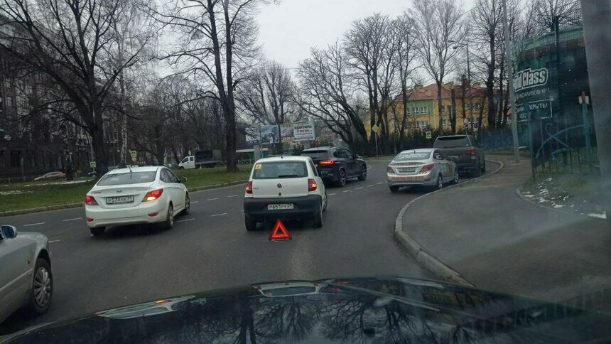 В Калининграде на Московском проспекте образовалась пробка из-за столкновения четырёх машин - Новости Калининграда | Фото очевидца