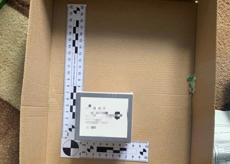 В калининградском сортировочном центре почты грузчик вытащил из посылок ...