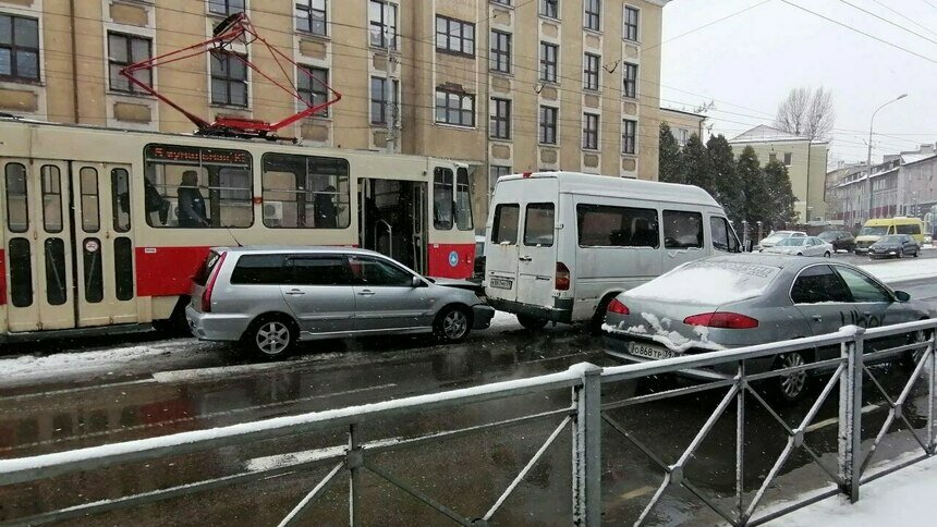 На Советском проспекте из-за столкновения микроавтобуса и легковушки встали трамваи, образовалась пробка - Новости Калининграда | Фото: Дмитрий Булатов