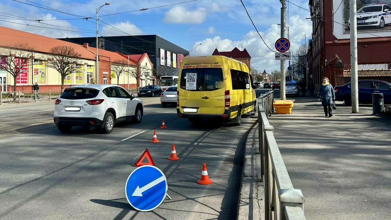 В Калининграде возле здания ГИБДД в резко затормозившей маршрутке упала  76-летняя бабушка - Новости Калининграда