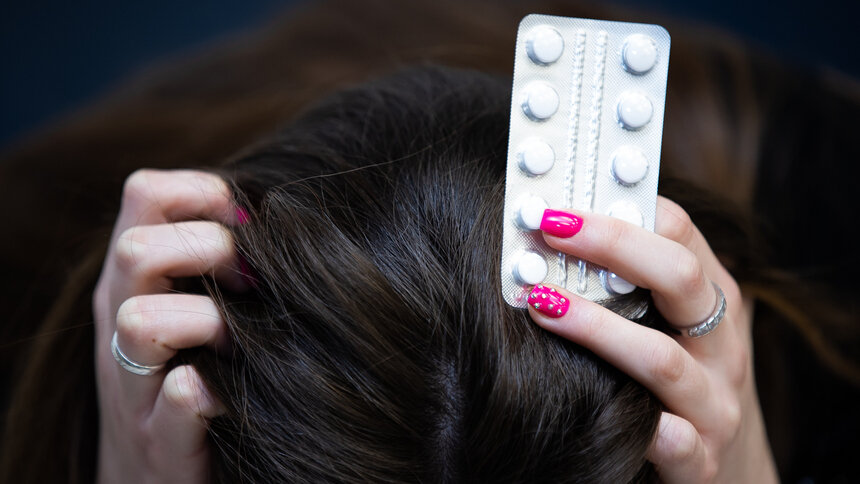 Гинеколог объяснил, как справиться с менструальной мигренью | Александр Подгорчук / «Почему болит»