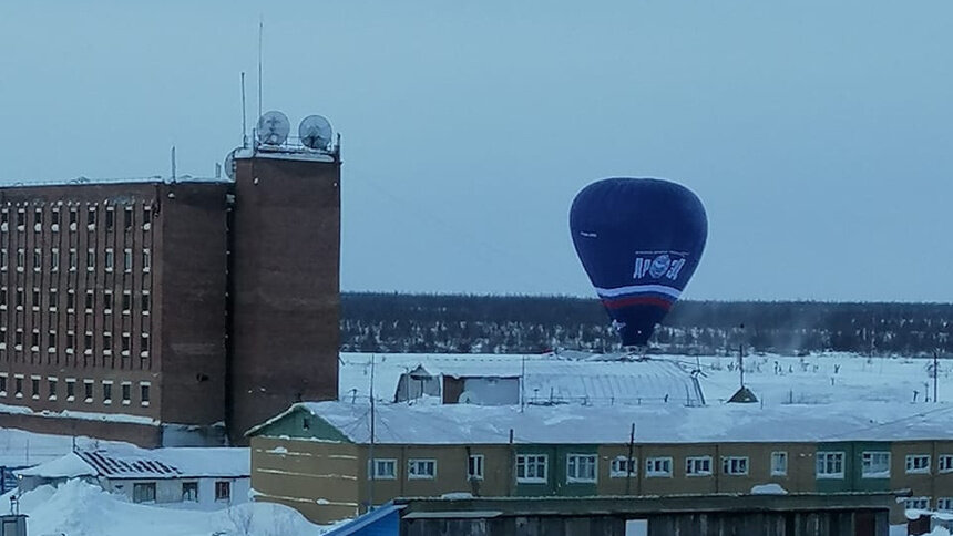 На большом воздушном шаре фото