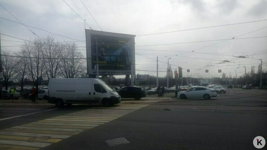 На Ленинском проспекте застряли трамваи, пущенные в объезд из-за нескольких аварий - Новости Калининграда | Фото читателя