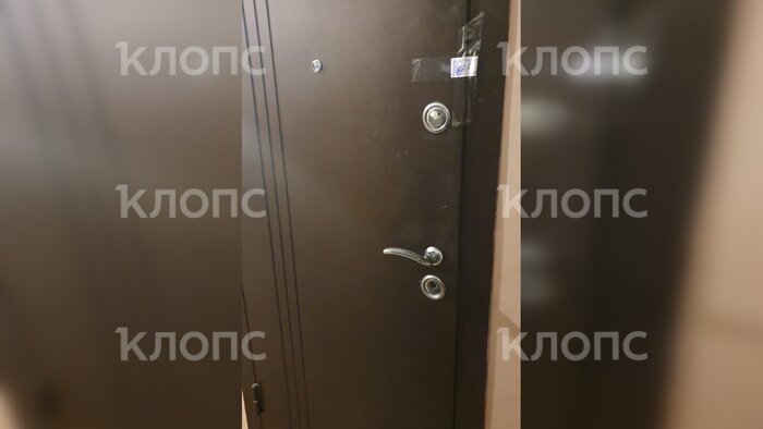 Дверь в квартиру, где нашли тело, опечатали | Фото: очевидец