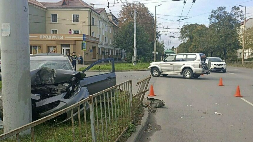 На перекрёстке Борзова и Комсомольской внедорожник столкнулся с легковушкой, а ту отбросило на фонарный столб - Новости Калининграда | Фото: пресс-служба УМВД России по Калининградской области