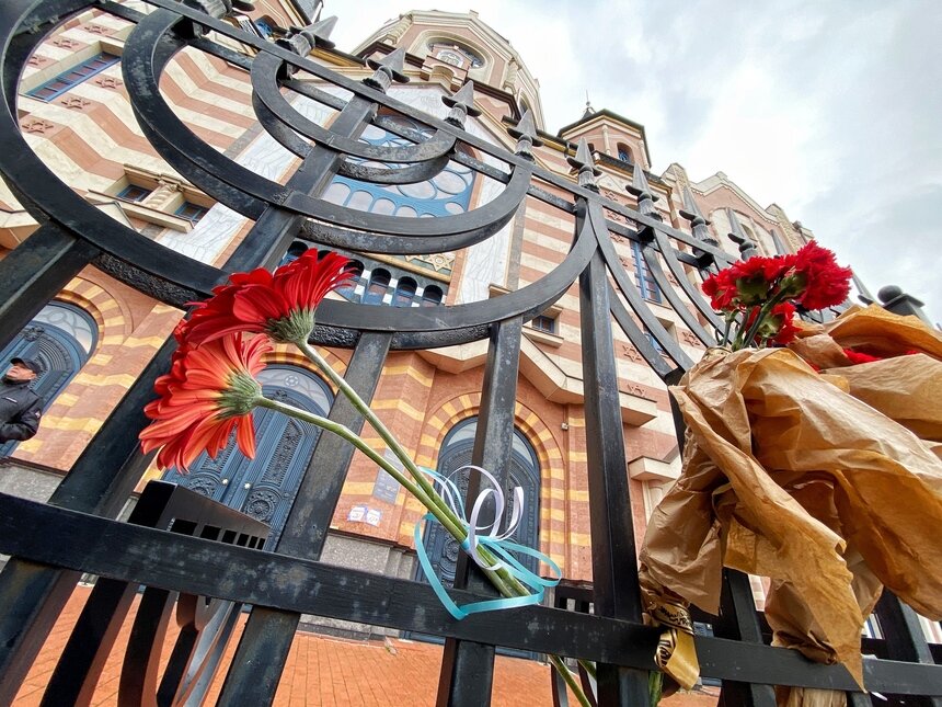 Фото дня: калининградцы несут цветы к дверям синагоги  - Новости Калининграда | Фото: Александр Подгорчук / «Клопс»