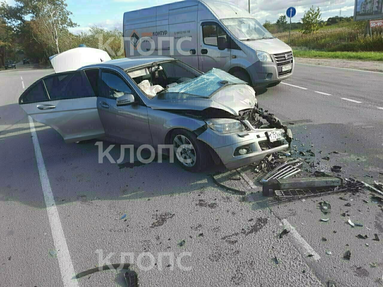 На Южном обходе Калининграда столкнулись две легковушки, беременную женщину  увезли в больницу (фото) - Новости Калининграда