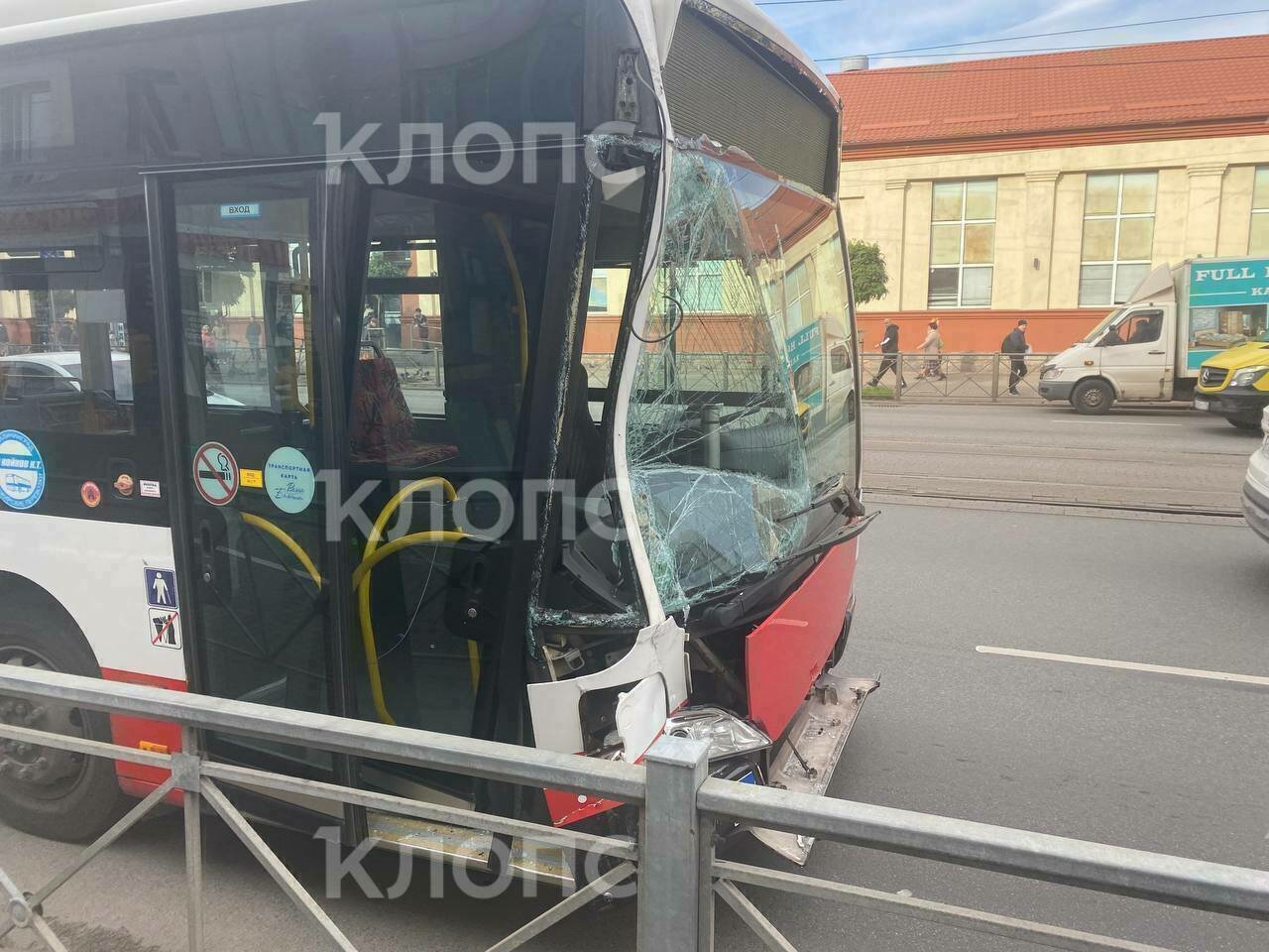 Возле Центрального рынка столкнулись три рейсовых автобуса, на месте  работает ГИБДД — очевидцы (обновлено) - Новости Калининграда