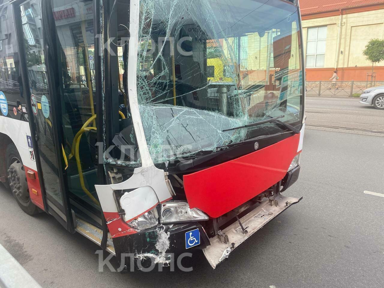 Возле Центрального рынка столкнулись три рейсовых автобуса, на месте  работает ГИБДД — очевидцы (обновлено) - Новости Калининграда