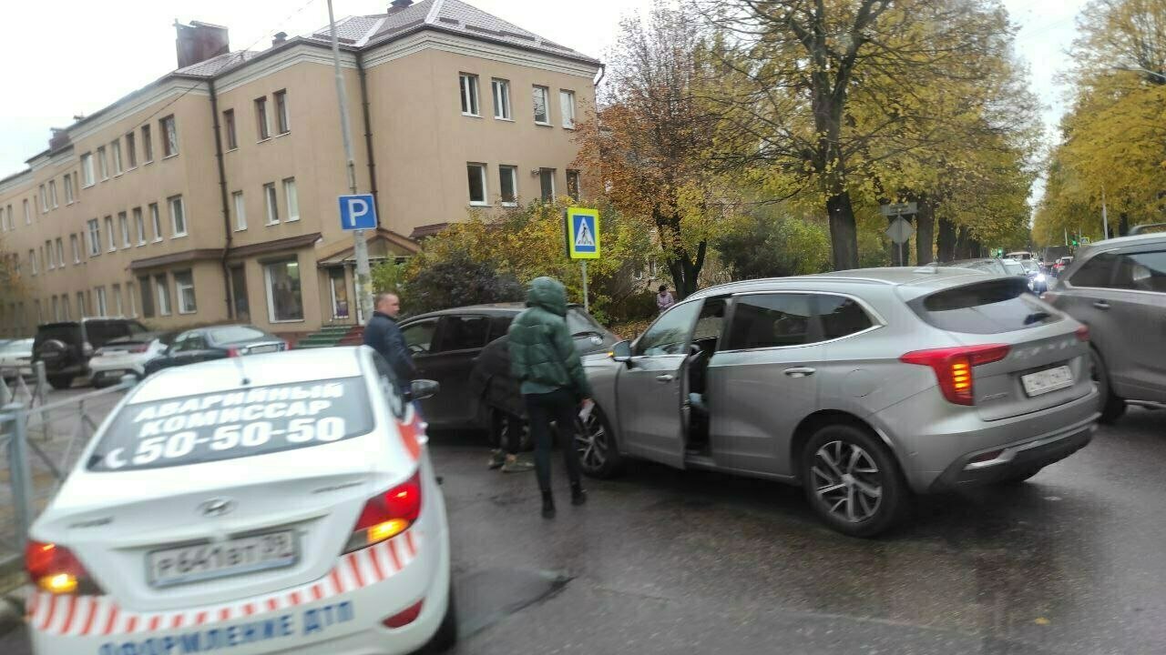 На пересечении Брамса и Репина столкнулись две машины, собирается пробка  (фото) - Новости Калининграда