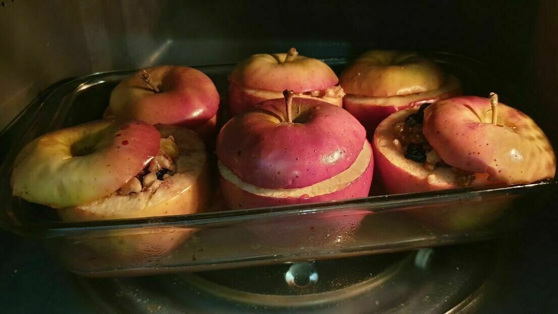 Шарлотка с яблоками и орехами