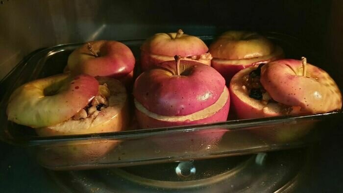 Яблоки, запечённые с орехами и изюмом | Фото предоставила Александра Плеханова