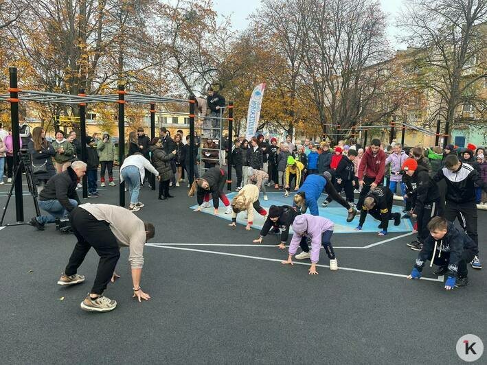 В районе рынка на Полоцкой открыли спортивную площадку (фото) - Новости Калининграда | Фото: «Клопс»