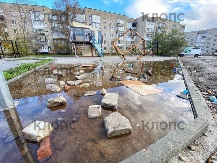 Новая площадка установлена на бетонном основании  | Фото: Александр Подгорчук / «Клопс»