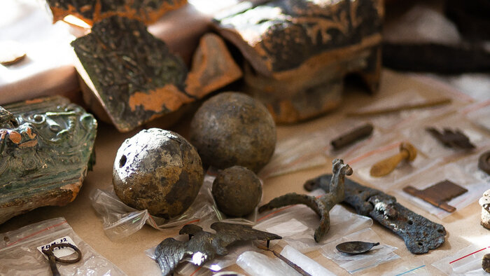 Боевые орудия и другие находки археологов  | Фото: Александр Подгорчук / «Клопс»