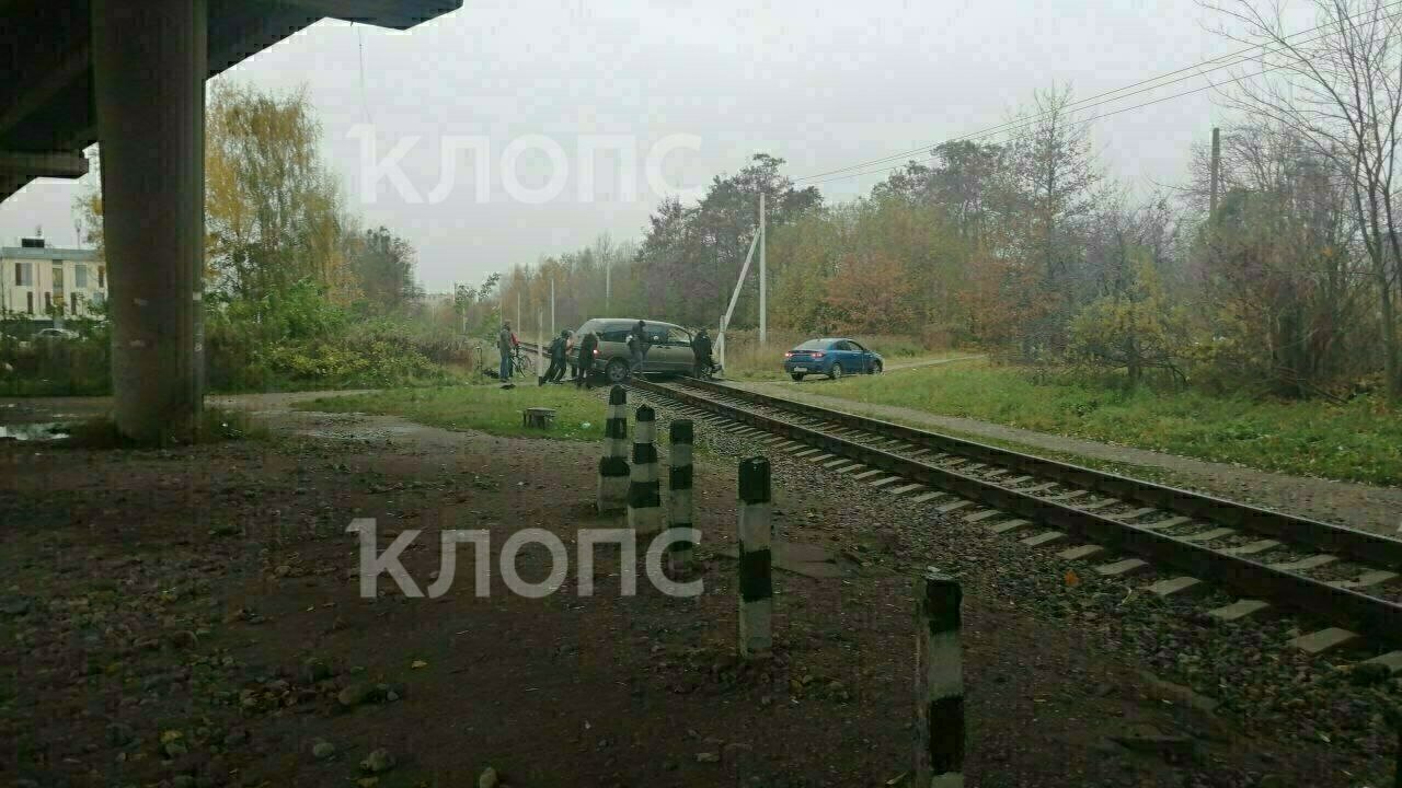 В Калининграде легковушка заглохла на ж/д путях, её толкают несколько  мужчин (фото) - Новости Калининграда