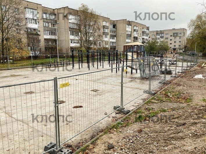 14 ноября площадку полностью огородили забором  | Фото: Александр Подгорчук / «Клопс»