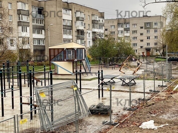 14 ноября площадку полностью огородили забором  | Фото: Александр Подгорчук / «Клопс»