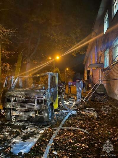 У ДК «Машиностроитель» на Карташева загорелся автомобиль с газовым баллоном, из здания эвакуировали 162 человека (фото)  - Новости Калининграда | Фото: пресс-служба МЧС региона