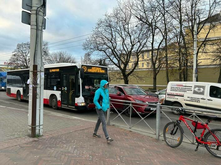 На остановке у Центрального рынка столкнулись легковушка и автобус (фото) - Новости Калининграда | Фото: очевидец