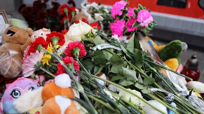 На месте аварии стихийный мемориал | Фото: Александр Подгорчук / «Клопс»
