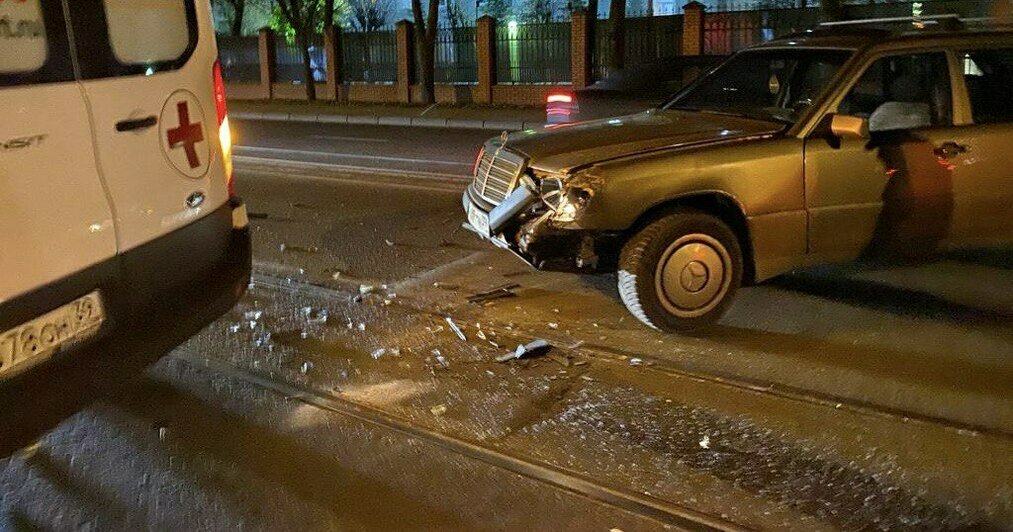 В Калининграде на Суворова Mercedes протаранил скорую помощь (фото) - Новости Калининграда | Фото очевидцев