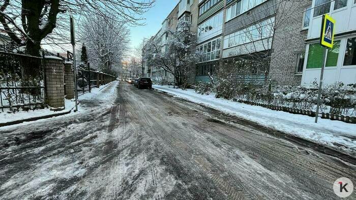 «Приходятся чапать по слякоти»: калининградцы — об уборке улиц после снегопада (фото) - Новости Калининграда | Фото: «Клопс»