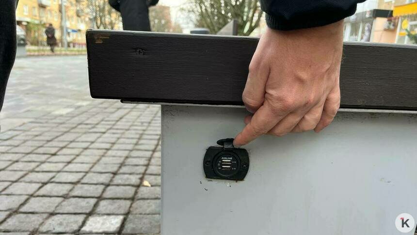 В сквере на Соммера установили скамейки с usb-зарядкой (фото) - Новости Калининграда | Фото: «Клопс»
