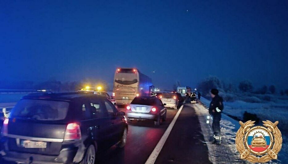 В районе Знаменска автобус с детьми столкнулся с двумя легковушками, есть пострадавшие (фото)  - Новости Калининграда | Фото: пресс-служба региональной ГИБДД