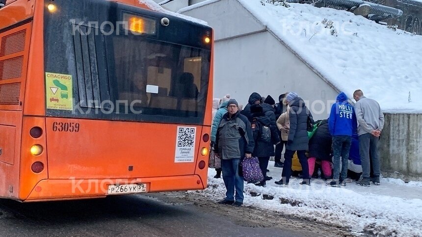 Женщину вынесли на улицу и оказывают ей первую помощь | Фото: Александр Подгорчук / «Клопс»