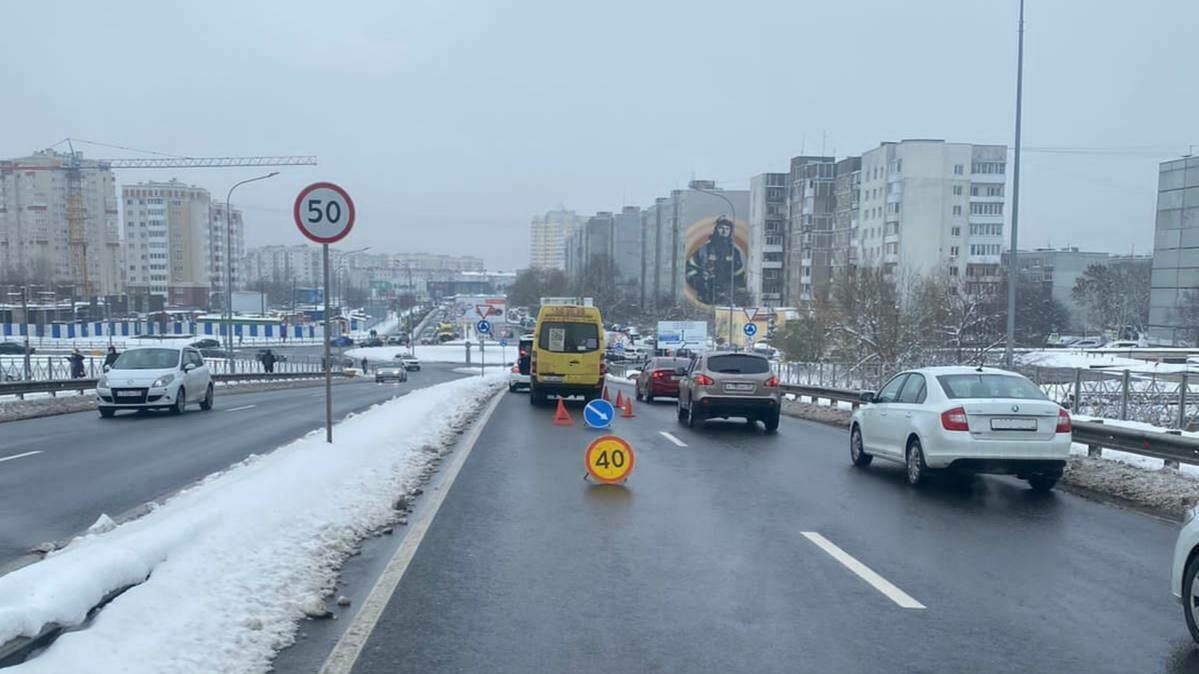 На Сельме в спускавшейся с моста маршрутке упала и получила травмы  56-летняя женщина - Новости Калининграда