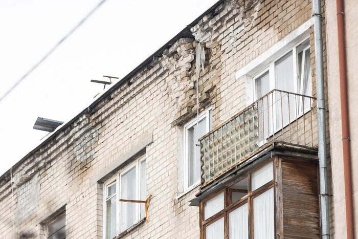 «Врата в ад»: пятиэтажка в центре Калининграда превратилась в трущобу, куда страшно зайти (фоторепортаж) - Новости Калининграда | Фото: Александр Подгорчук / «Клопс»