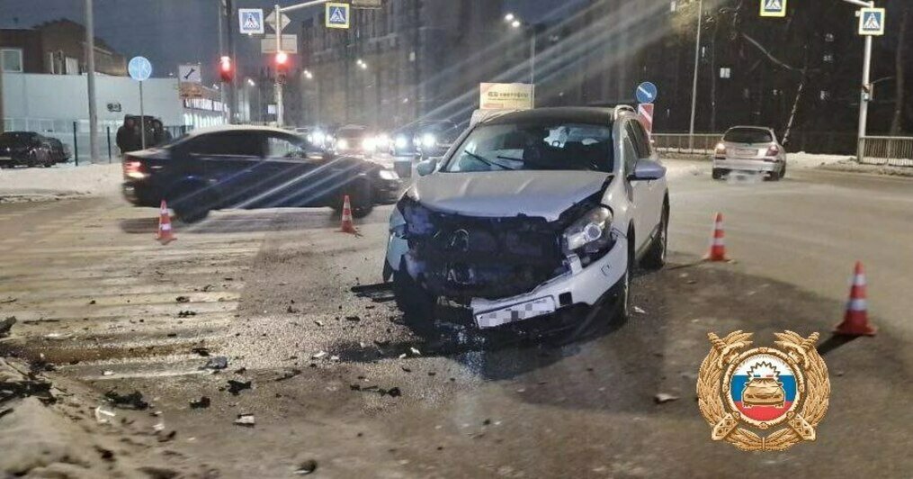 На Гагарина столкнулись два автомобиля, водителей увезли на скорой ...