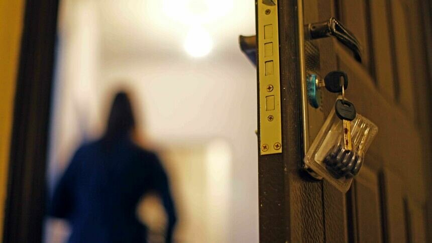 Пришла домой, а там жильцы: калининградка случайно узнала, что её ...