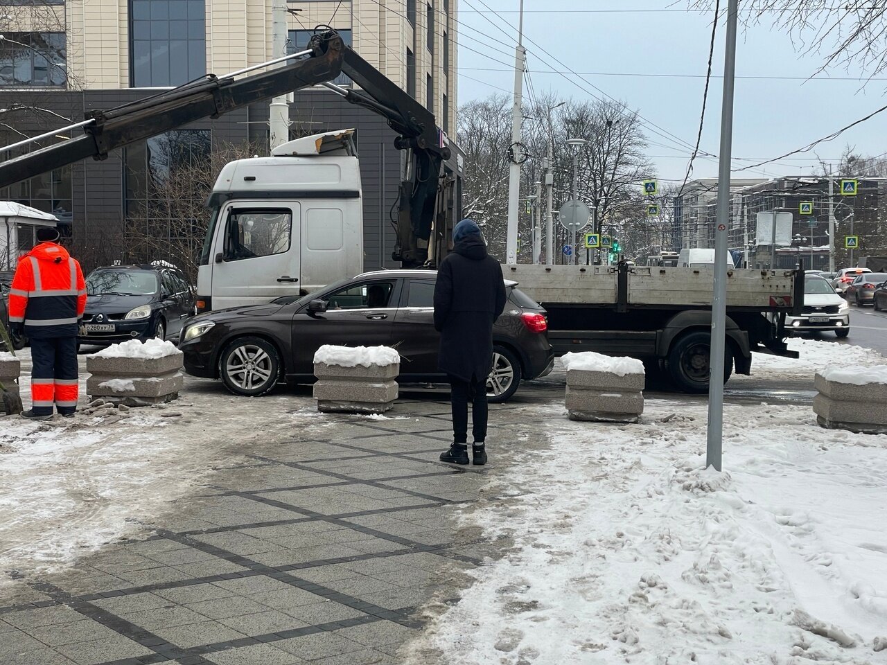 Общаться с автомобилистами бесполезно»: на Театральной тротуар загородили  от машин (фото) - Новости Калининграда