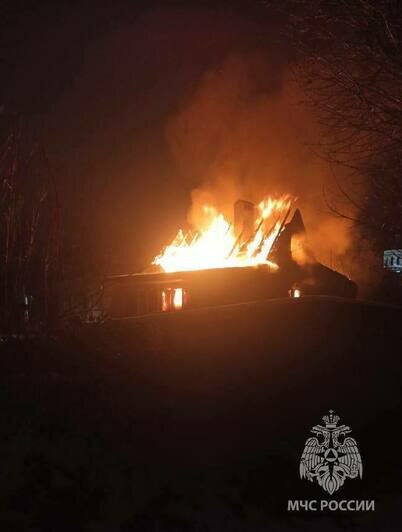 100 «квадратов»: ночью в Балтийске произошёл пожар в частном доме - Новости Калининграда | Фото: пресс-служба МЧС региона