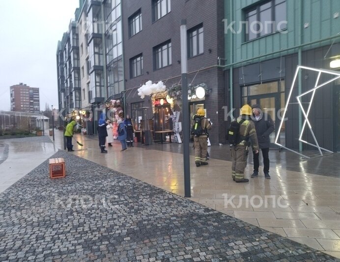 В кафе в Рыбной деревне взорвался баллон уличного обогревателя, на месте работают медики (фото) - Новости Калининграда | Фото: «Клопс»