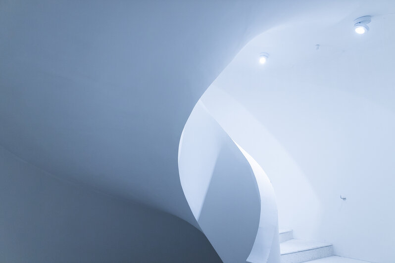 Фойе музея, выставочный зал и винтовая лестница на 2 этаж | Фото: Александр Подгорчук / «Клопс»